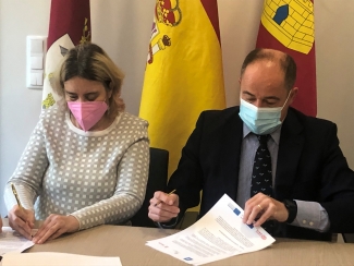 Imagen de los firmantes rubricando el convenio