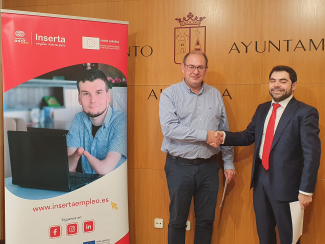 Imaten de los firmantes estrechándose la mano