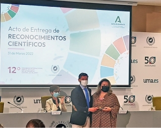 Ana Pilar Cruz recogiendo el premio