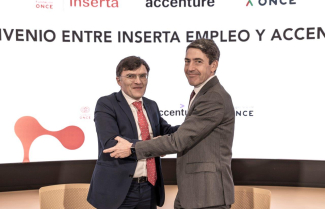 Fotografía de los firmantes del acuerdo en la sede de Por Talento Digital de Fundación ONCE