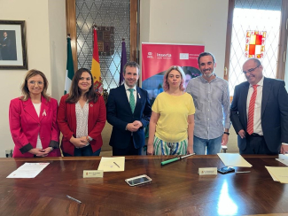 Fotografía de los asistentes a la firma del acuerdo en Jaén
