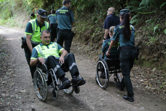 Fotografía de la actividad práctica con la Guardia Civil en silla de ruedas