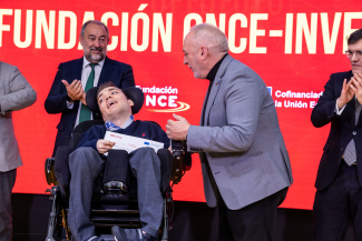 Foto de la entrega de beca al alumno de la UPN