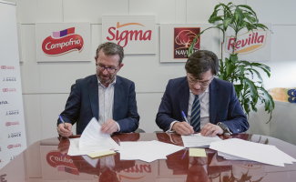 Foto de los representantes de las entidades firmando el acuerdo