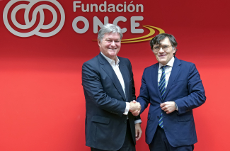 Imagen de los firmantes dándose la mano