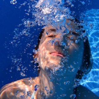 Fotografía de una persona sumergida en el agua