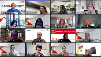 Captura de pantalla del mosaico de intervinientes en la reunión en línea