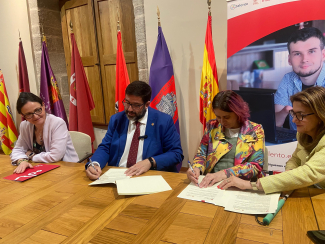 Foto de la firma del convenio con el Ayuntamiento de Ávila