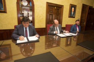 Fotografía de los firmantes del acuerdo