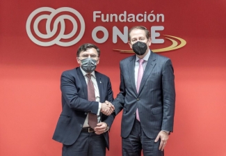 Fotografía del saludo entre los dos firmantes