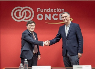 Fotografía del saludo entre los dos firmantes