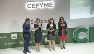 Foto en la que  aparecen, de izquierda a derecha: el presidente de CEPYME,  Gerardo Cueva; la vicepresidenta segunda y ministra de Trabajo y Economía Social, Yolanda Díaz; la manager de Recursos Humanos de Proteos Biotech, Vanesa Cervera, y la directora de Área de Empresas, Alianzas Estratégicas y RSC-D de Inserta Empleo-Fundación ONCE, Mar Medeiros.