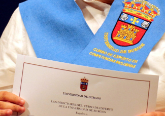 Foto de un diploma de la UBU en la pasada edición