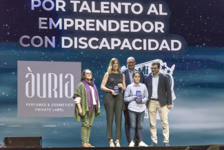 Foto de tras la recogida del premio, entregado por Fundación ONCE