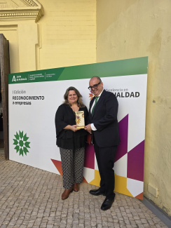 Imagen de los representantes de Inserta mostrando el sello