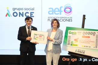 Foto del acto de entrega del cupón a la AEF