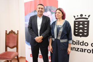 Imagen de los dos firmantes de pie, posando para la foto