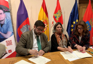 Foto de los firmantes rubricando el acuerdo