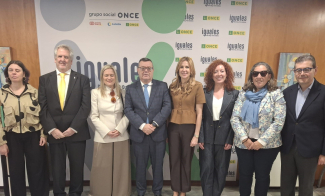 Foto de familia en el acto de firma del acuerdo