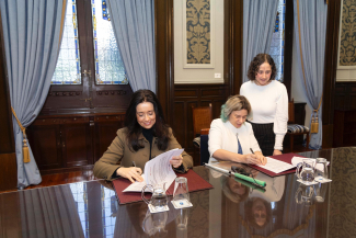 Fotografía del acto de firma del acuerdo