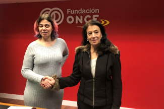 Foto de las firmantes estrechándose la mano