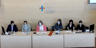 Foto de la mesa de las personas que han participado en la graduación