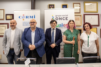 Fotografía de familia en el acto de firma del convenio