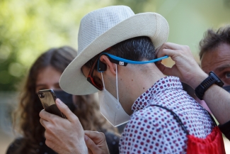 Un peregrino usando la tecnología que hace el Camino de Santiago más accesible