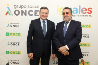 Foto de los firmantes de pie