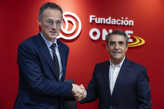 Foto de los firmantes del acuerdo en la sede de Fundación ONCE