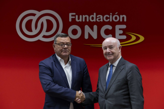 Foto de los firmantes del acuerdo en la sede de Fundación ONCE