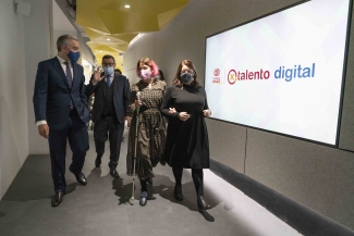 Fotografía de la visita del ministro a Por Talento Digital