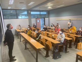 Foto de alumnos en una clase