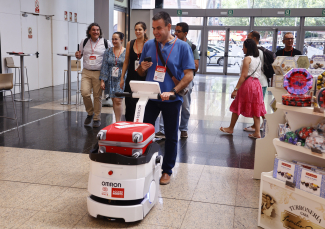 Foto del robot de asistencia en la estación de Málaga María Zambrano