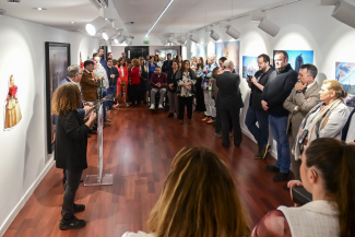 Público mirando la muestra durante su inauguración