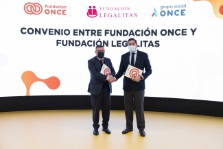 Fotografía del saludo entre los dos firmantes