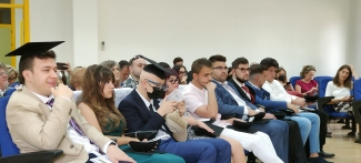 Fotografía de los alumnos en el acto de graduación