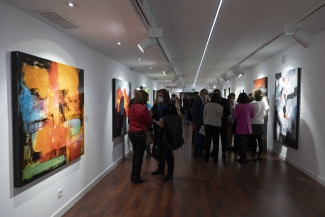 Asistentes a la exposición ante los cuadros