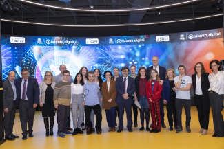 Fotografía de familia en la sede de Por Talento Digital de Fundación ONCE