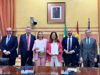 Foto del acuerdo suscrito con la Junta de Andalucía