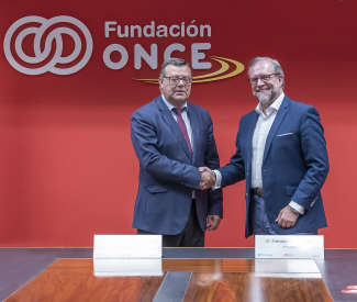 Fotografía de los firmantes del acuerdo en la sede de Fundación ONCE