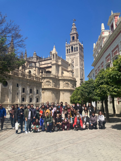 Foto de grupo de alumnos graduados en el Programa UniDiversidad de la Universidad de Sevilla en el curso 2021/22