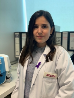 Fotografía de la persona becada en el laboratorio