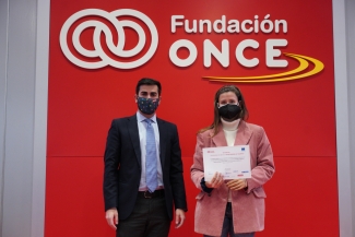 Fotografía de la entrega a una de las alumnas becadas