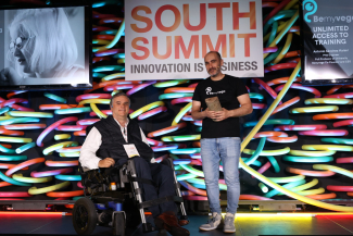 Fotografía de la entrega del premio a BemyVega