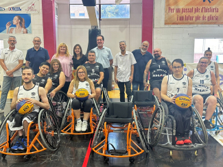 Foto del acto de donación de sillas