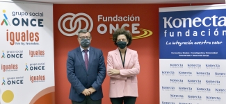 Foto de los firmantes de pie