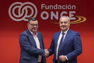 Fotografía de los firmantes del acuerdo en la sede de Fundación ONCE