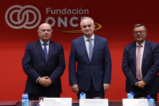 Fotografía de los tres firmantes del acuerdo en la sede de Fundación ONCE