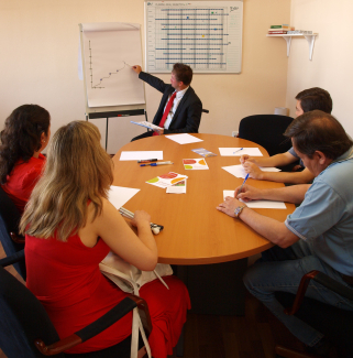 Foto de una reunión en la sede de Fundación ONCE